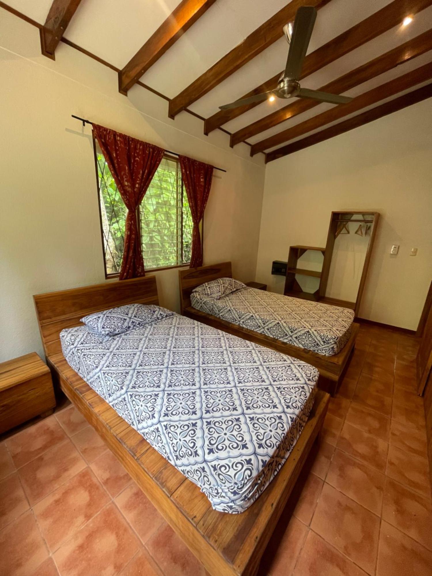 Cabinas Caribe Luna Cahuita Esterno foto